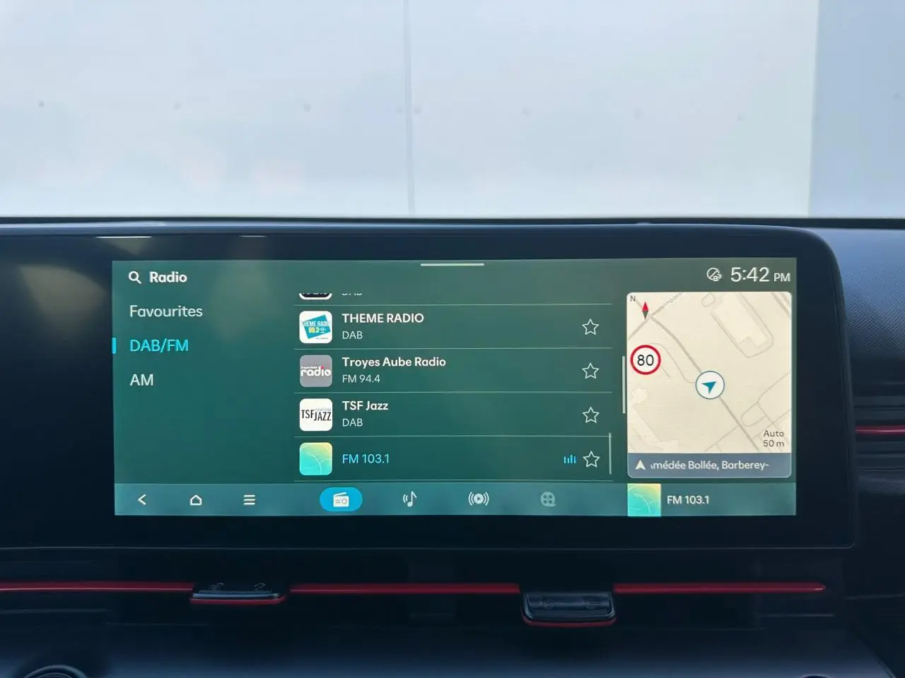Vue rapprochée de la console centrale du Hyundai KONA II 1.6 Hybrid N Line, avec commandes de modes de conduite et prises USB-C.