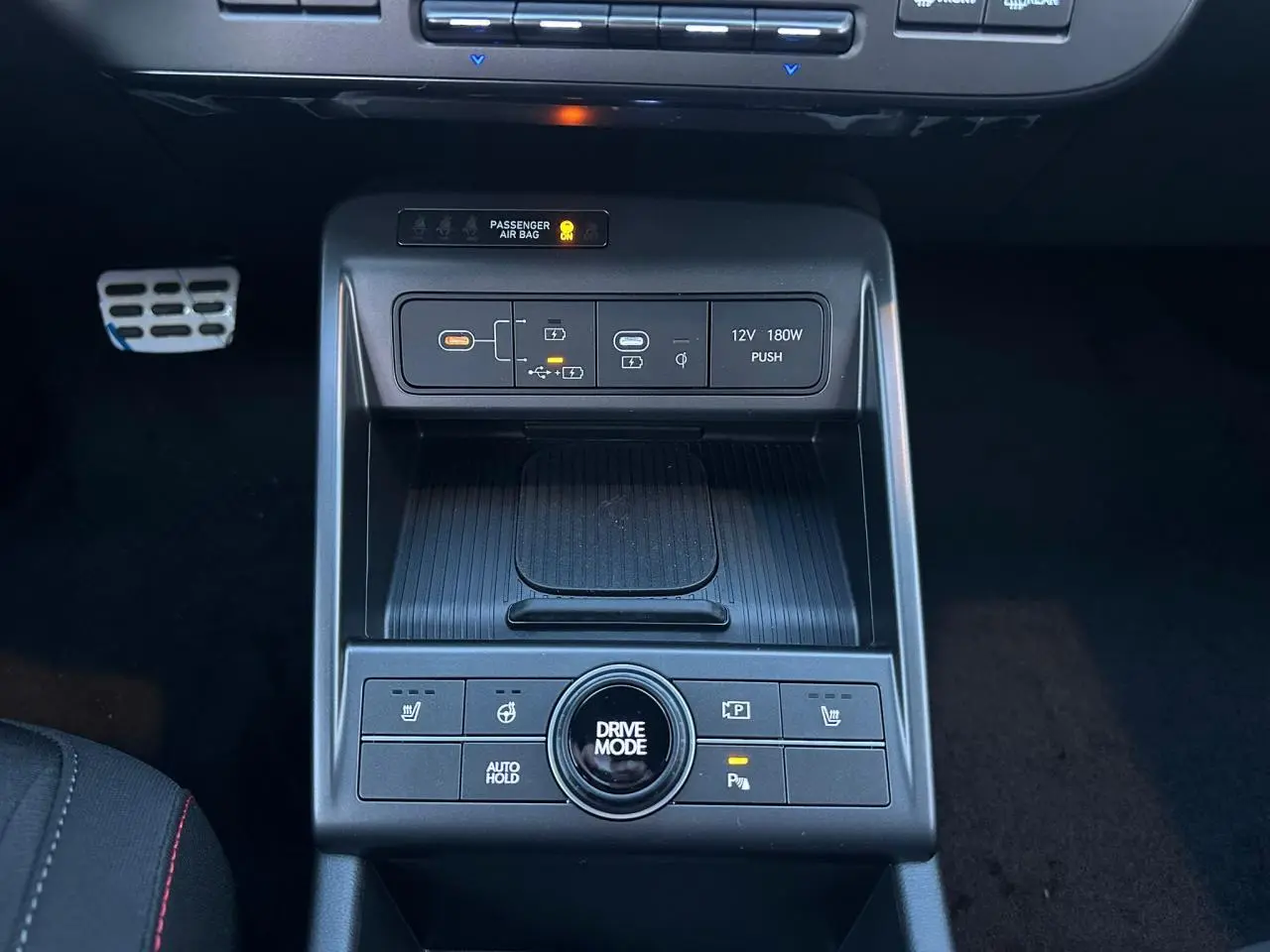 Vue intérieure centrée sur la console centrale du Hyundai Kona 2026 gris, avec commandes climatisation et ports USB-C visibles.