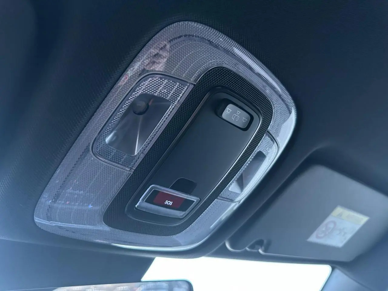 Gros plan sur le volant cuir perforé avec commandes multifonctions et tableau de bord numérique du Hyundai Kona 2026 gris Ecotronic.