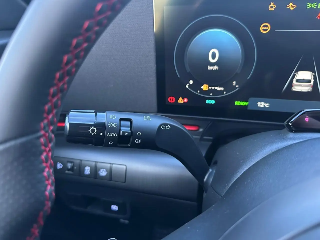 Vue arrière d'un Hyundai Kona 2 hybride gris métallisé avec feux arrière LED et double sortie d'échappement chromée.