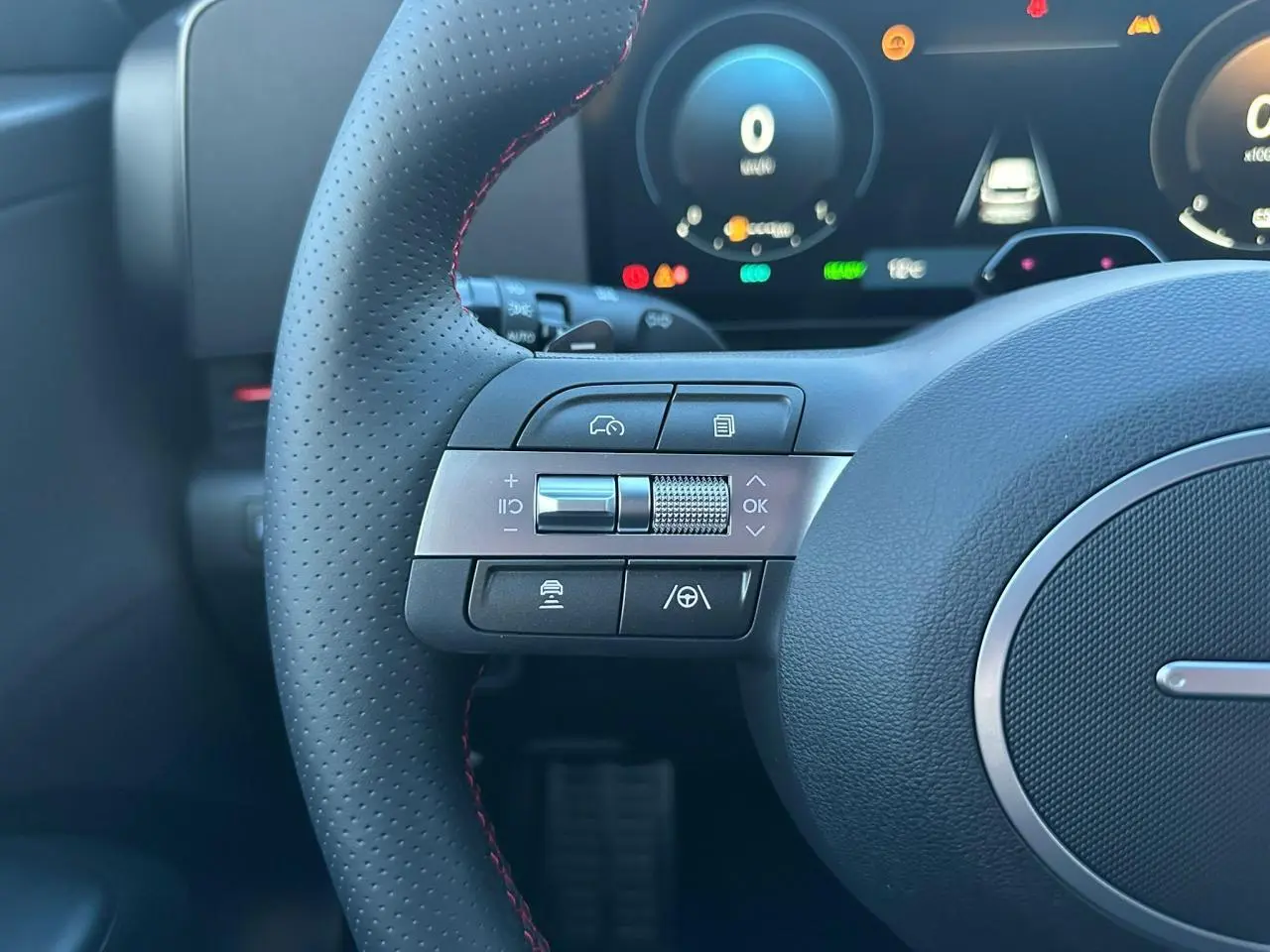 Vue avant d'un Hyundai Kona II N Line gris métallisé Ecotronic avec calandre noire et signature lumineuse fine.