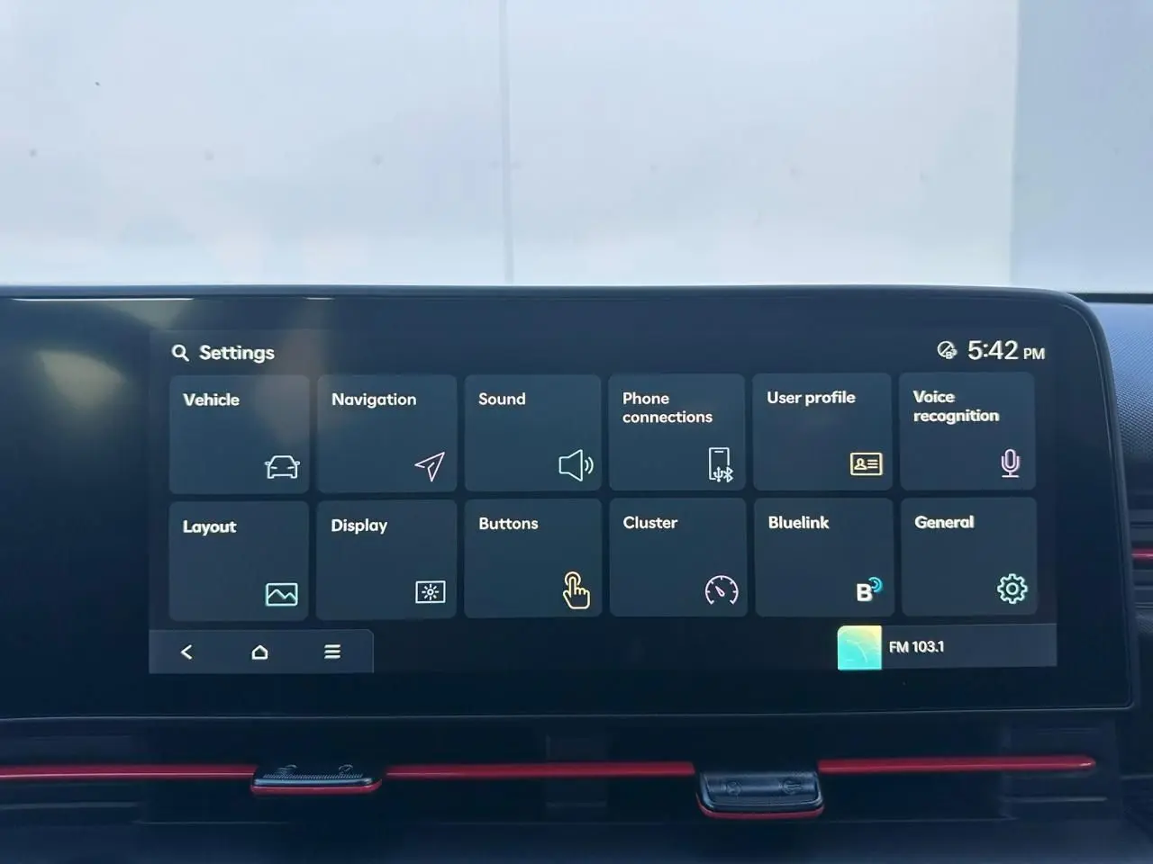 Écran tactile 12,3’’ du système multimédia du Hyundai Kona 2026, affichant le menu des réglages.