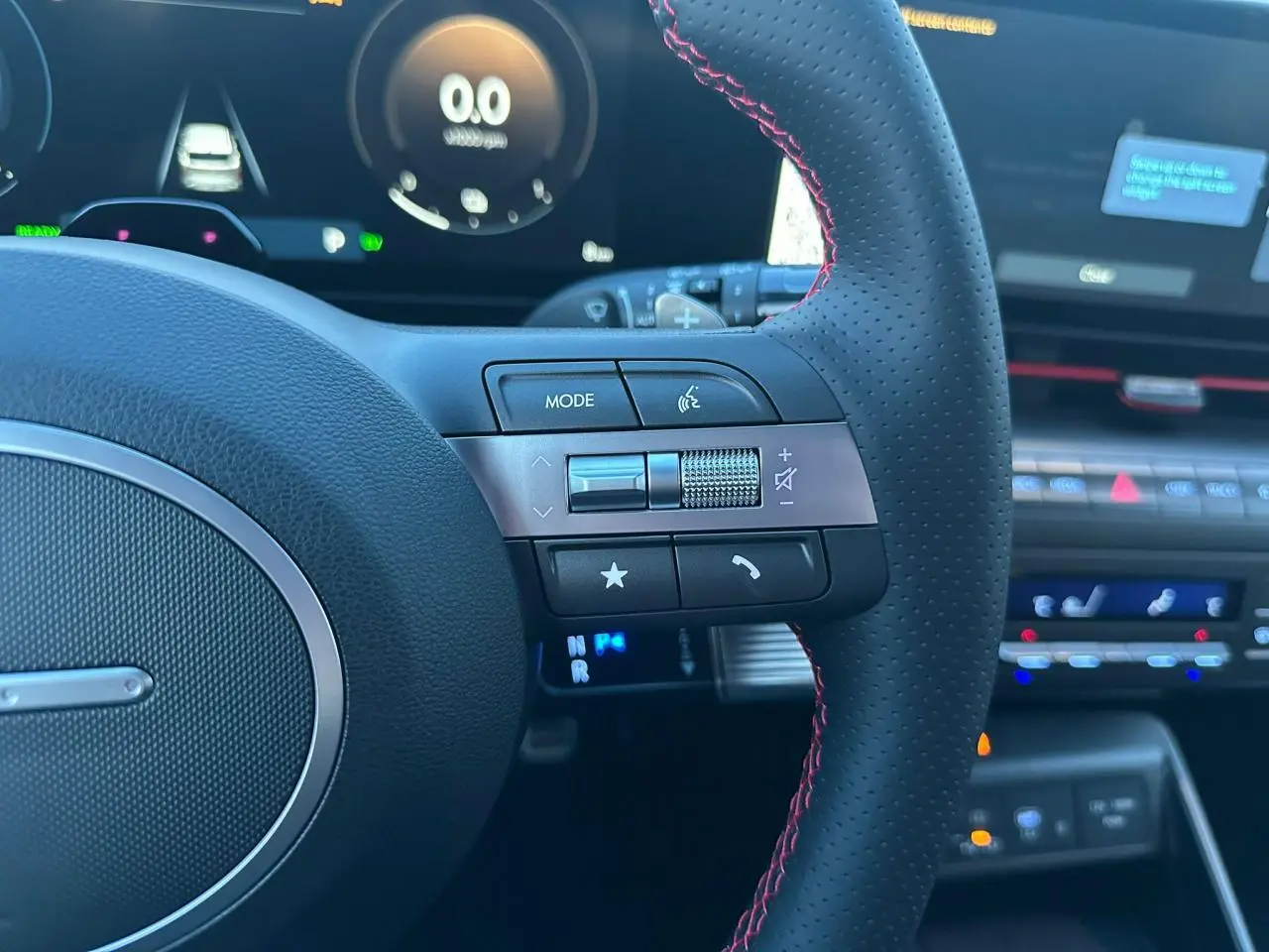 Vue 3/4 arrière droite du Hyundai KONA II hybride gris Ecotronic avec double sortie d'échappement et feux arrière LED.