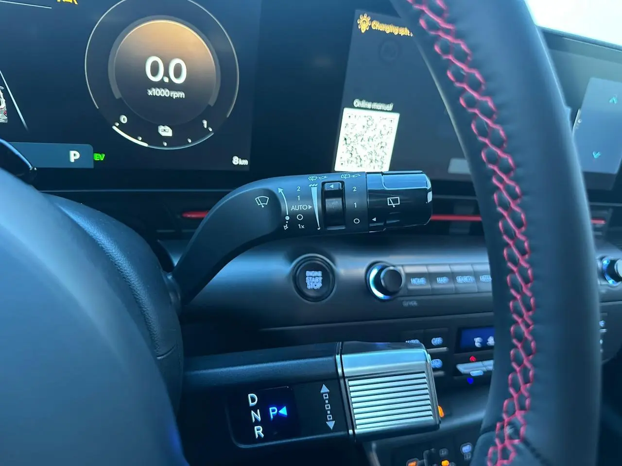 Vue de profil côté gauche d'un Hyundai Kona II 1.6 Hybrid N Line gris métallisé Ecotronic avec jantes alliage 18 pouces.