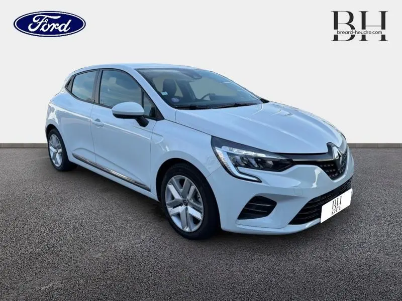 Renault Clio blanc Glacier vue 3/4 avant droit, avec phares LED et jantes alliage cinq branches.