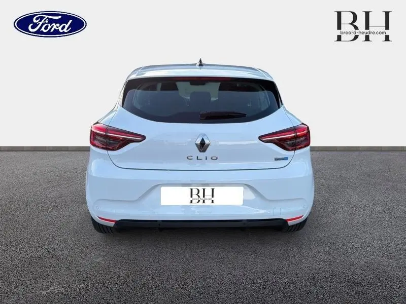 Vue arrière d'une Renault Clio blanche 1.6 E-Tech 140ch Business avec feux arrière LED et caméra de recul visible.