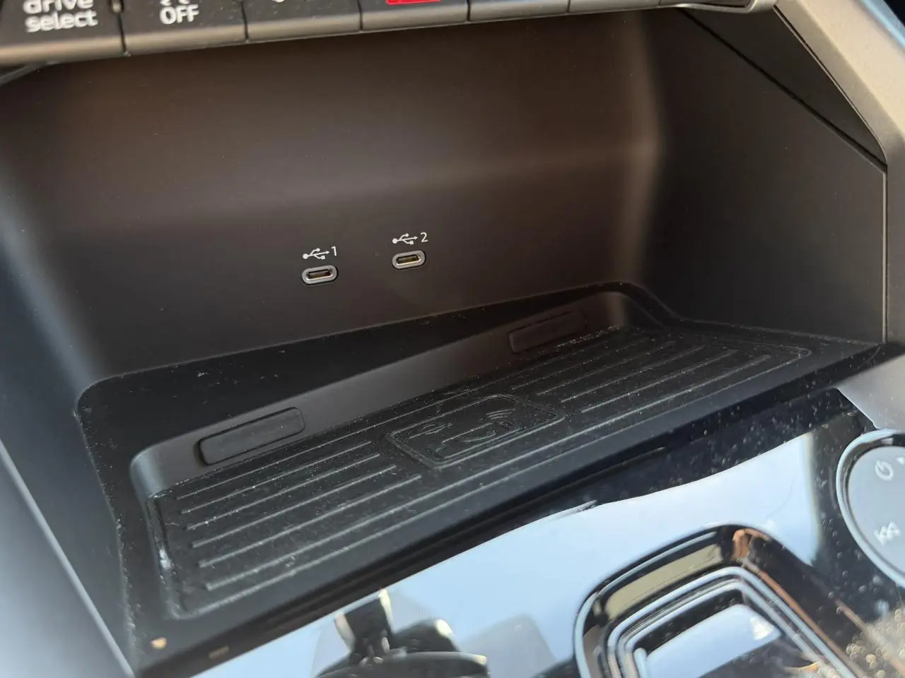 Gros plan sur la console centrale noire de l'Audi A3 Sportback 2025 avec deux ports USB-C visibles.