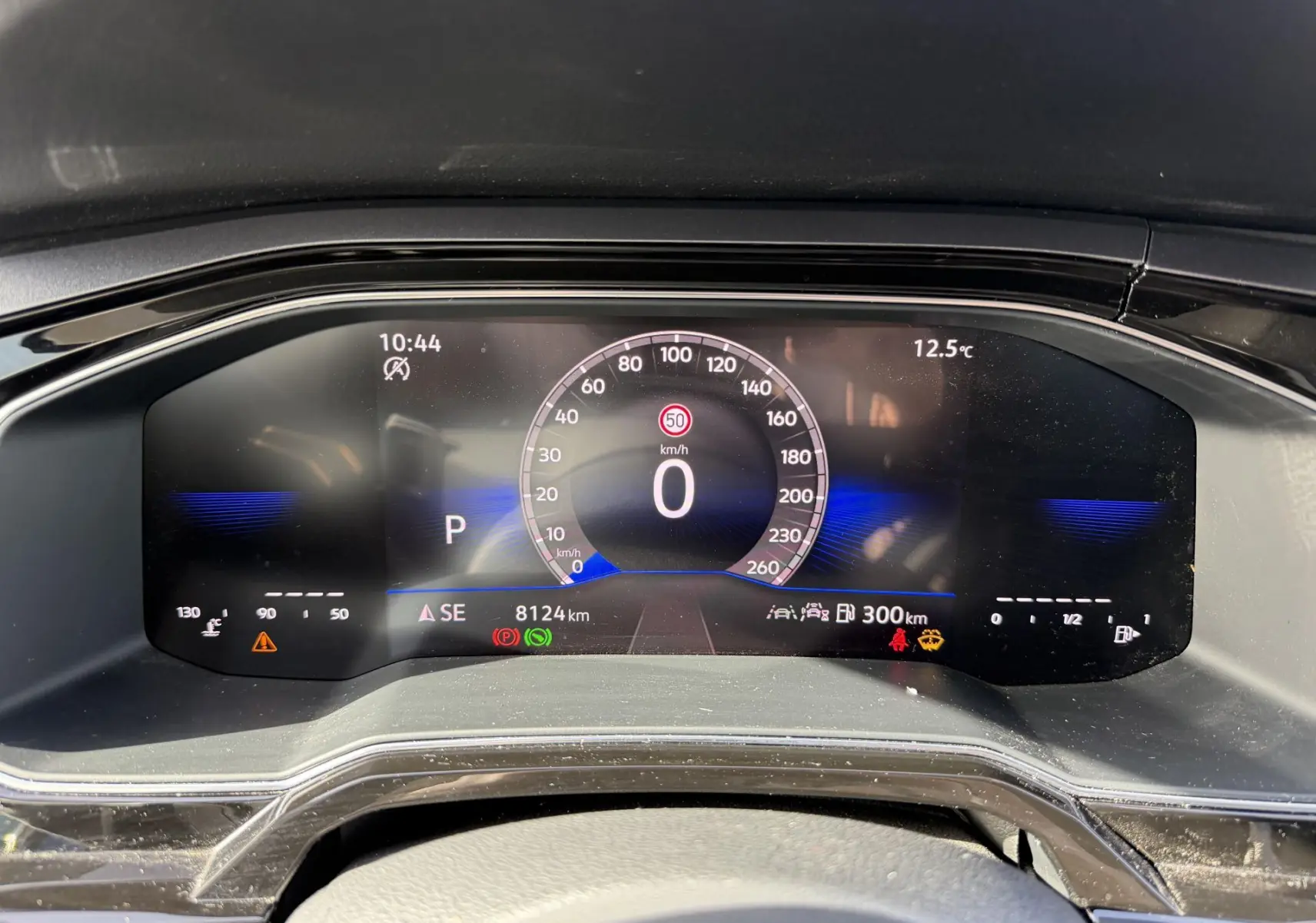 Vue rapprochée du combiné d'instruments digital de la Volkswagen Polo 2025 affichant la vitesse à 0 km/h.