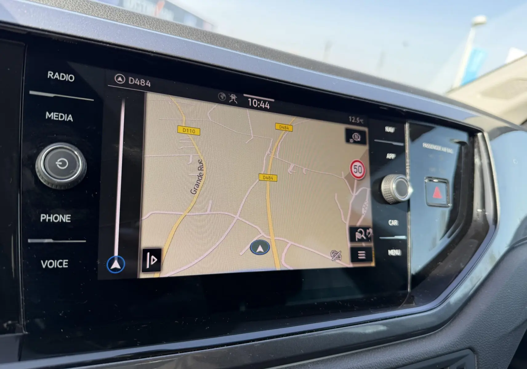 Écran tactile central du tableau de bord de la Volkswagen Polo 2025 affichant la navigation GPS en extérieur.