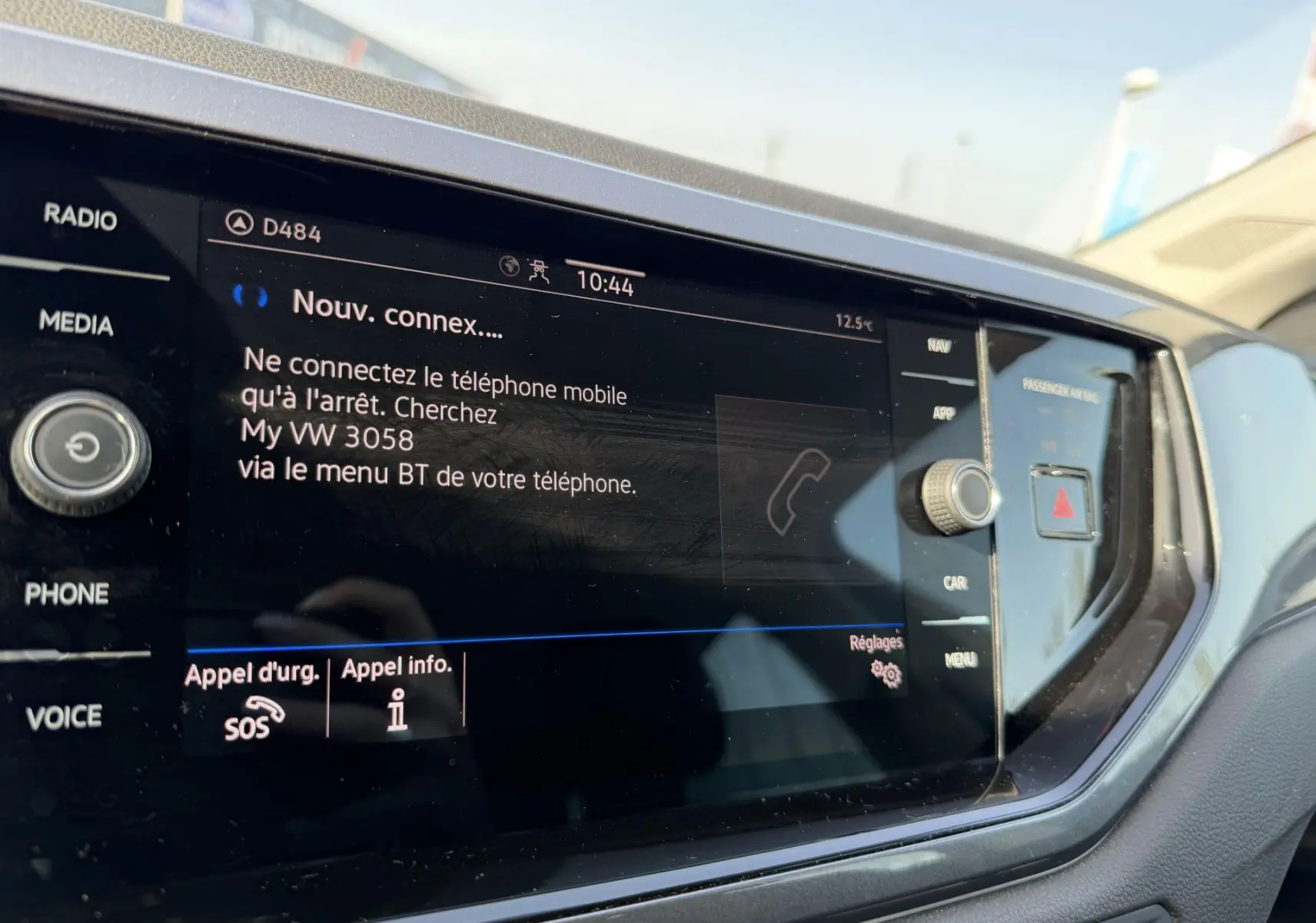 Écran tactile central de la Volkswagen Polo 2025 montrant la connexion Bluetooth, vue intérieure côté passager.
