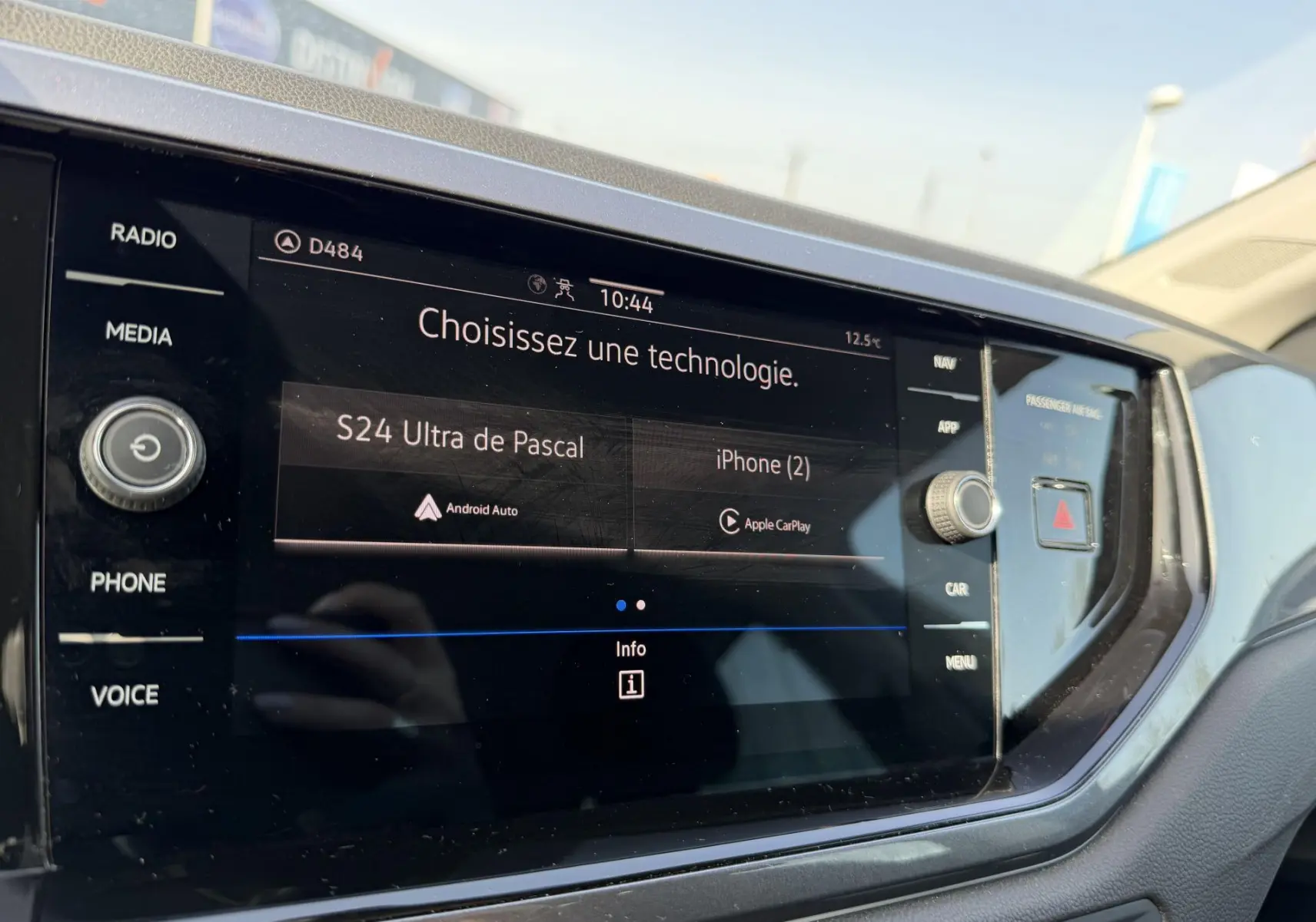 Écran tactile central de la Volkswagen Polo 2025 affichant les options Android Auto et Apple CarPlay, vue intérieure rapprochée.