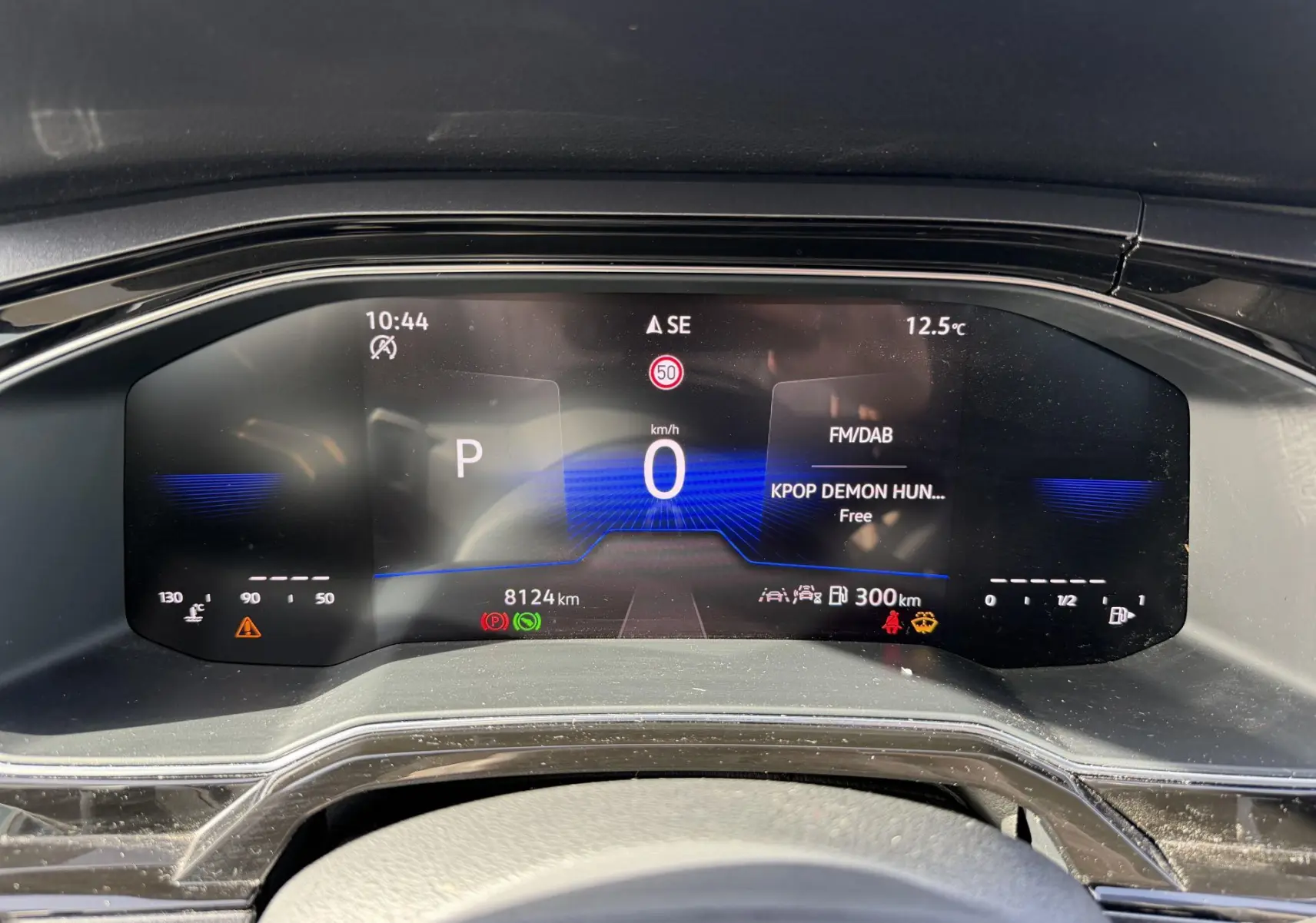 Vue rapprochée du combiné d'instruments digital 8 pouces de la Volkswagen Polo 2025 affichant la vitesse et la radio.