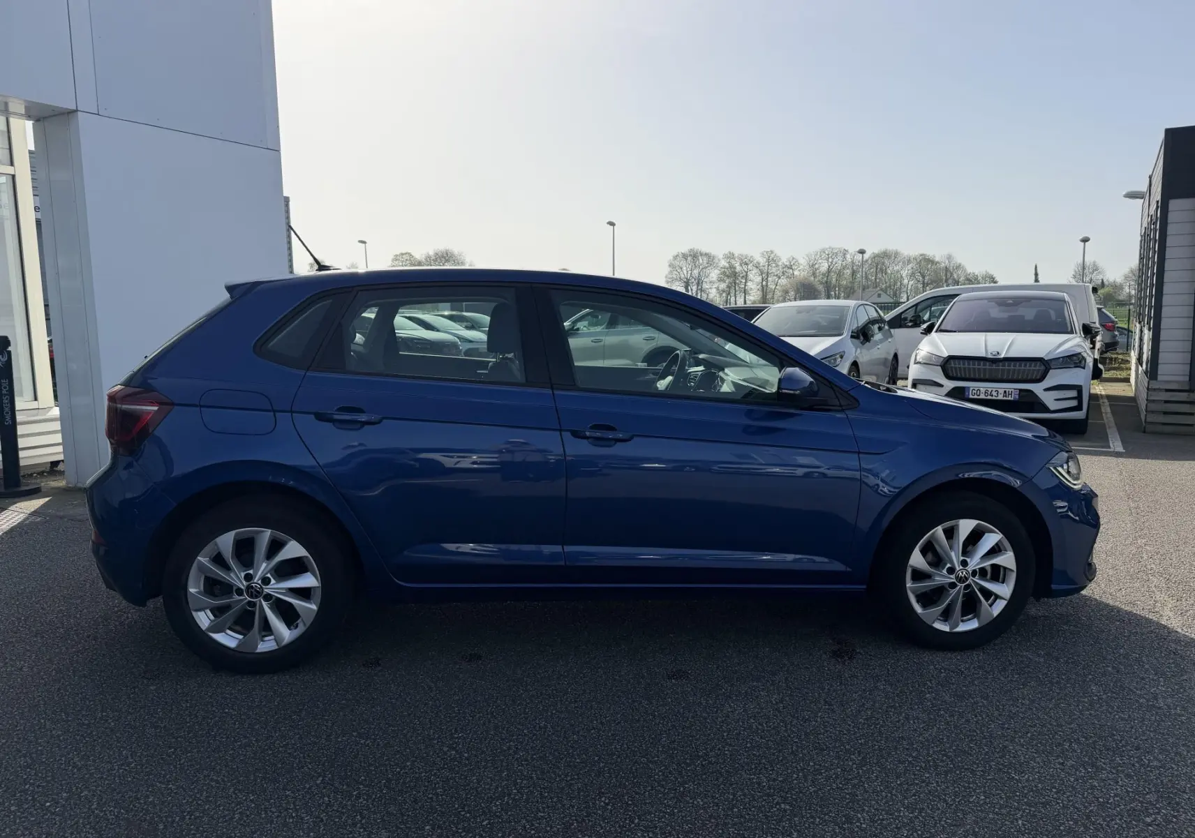 Vue de profil côté gauche d'une Volkswagen Polo 2025 bleu récif métallisé avec jantes alliage 16 pouces.