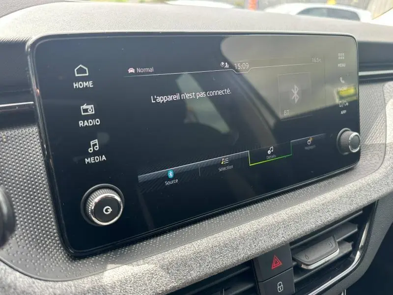 Écran tactile central du tableau de bord de la Skoda Scala blanc cristal, affichant un message de connexion Bluetooth.