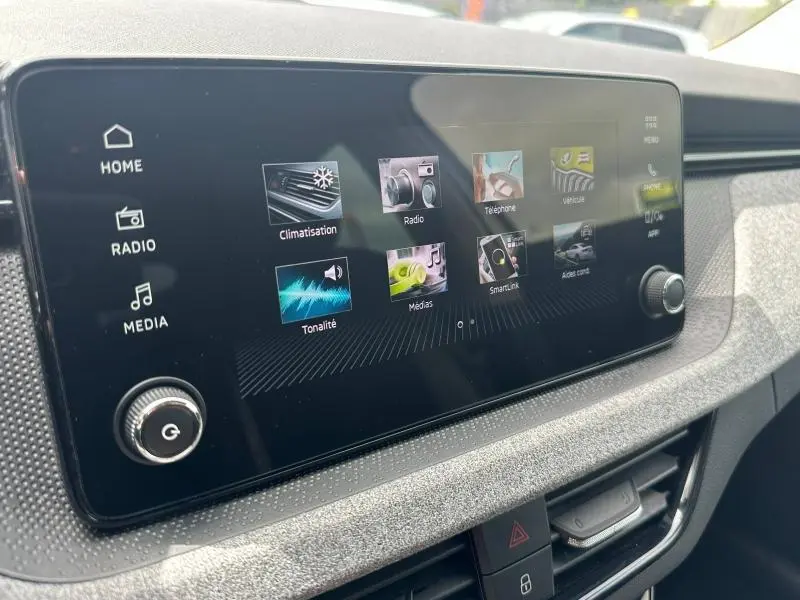Écran tactile central de la Skoda Scala blanc cristal 2025, vue rapprochée du tableau de bord côté droit.