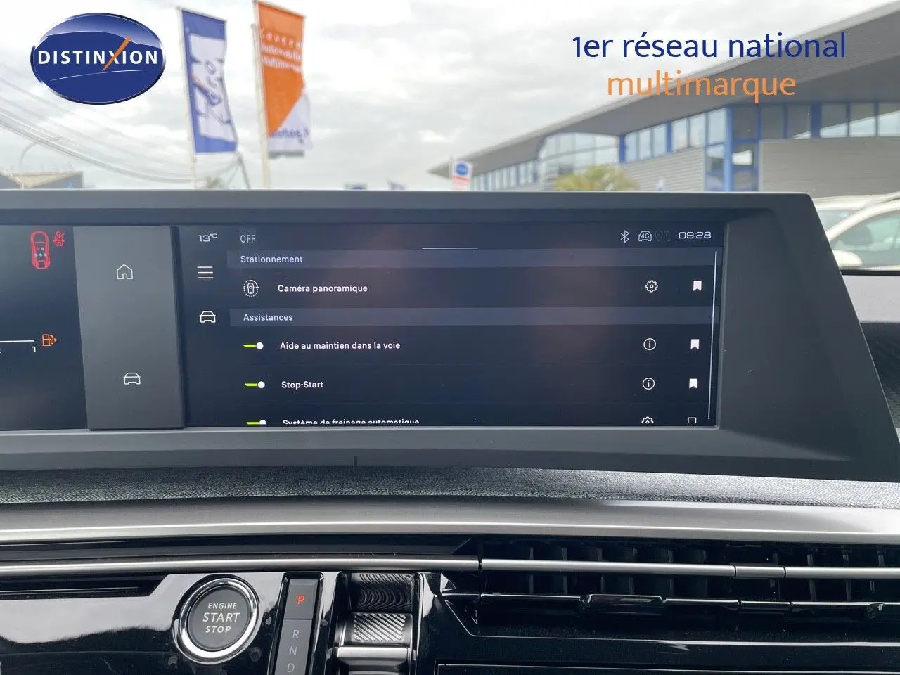 Vue intérieure du tableau de bord du Peugeot 3008 Hybrid noir métal 2025, avec écran tactile affichant les assistances à la conduite.