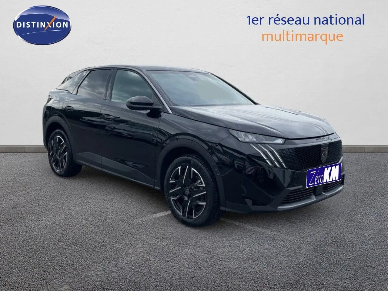 Peugeot 3008 Hybrid noir métal en 3/4 avant droit, avec jantes noires et calandre au design moderne.