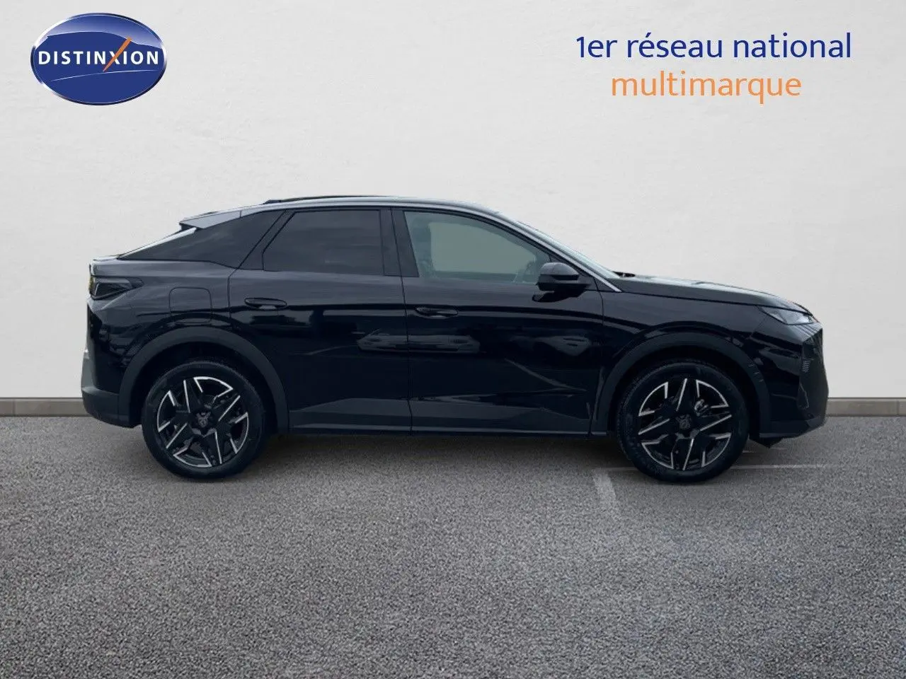 Profil latéral droit du Peugeot 3008 Hybrid 136ch Allure noir métal avec jantes alliage bicolores sur fond neutre.