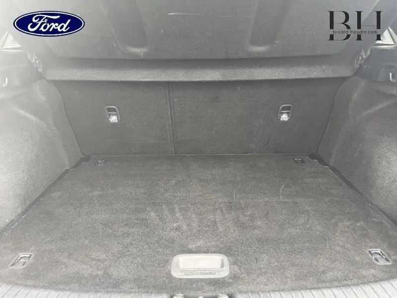 Coffre vide en tissu noir vu de l'intérieur, sans éléments distinctifs visibles ni identification du véhicule.