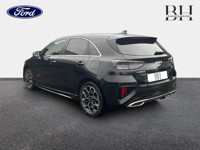 KIA CEE'D SW noir Basalte métallisé vue 3/4 arrière droit avec jantes alu et feux arrière LED distinctifs.
