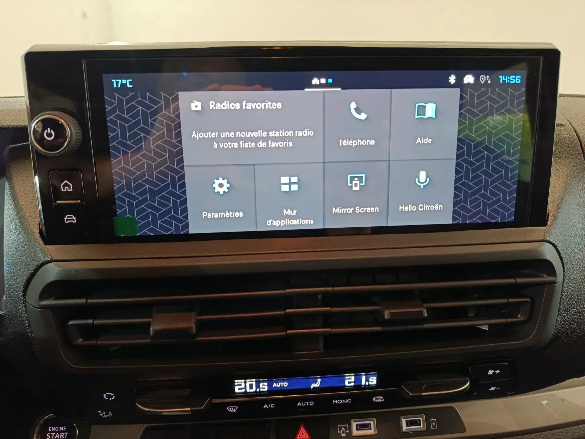 Écran tactile central du tableau de bord du Citroën Jumpy XL 2025 avec commandes climatisation et connectivité Bluetooth.