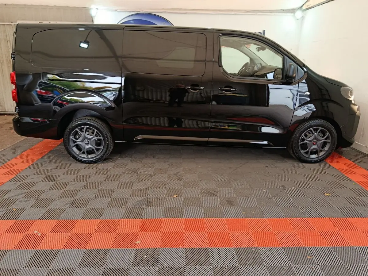 Vue latérale droite d’un Citroën Jumpy XL noir 2025 avec jantes gris foncé et carrosserie lisse sans vitres arrière.
