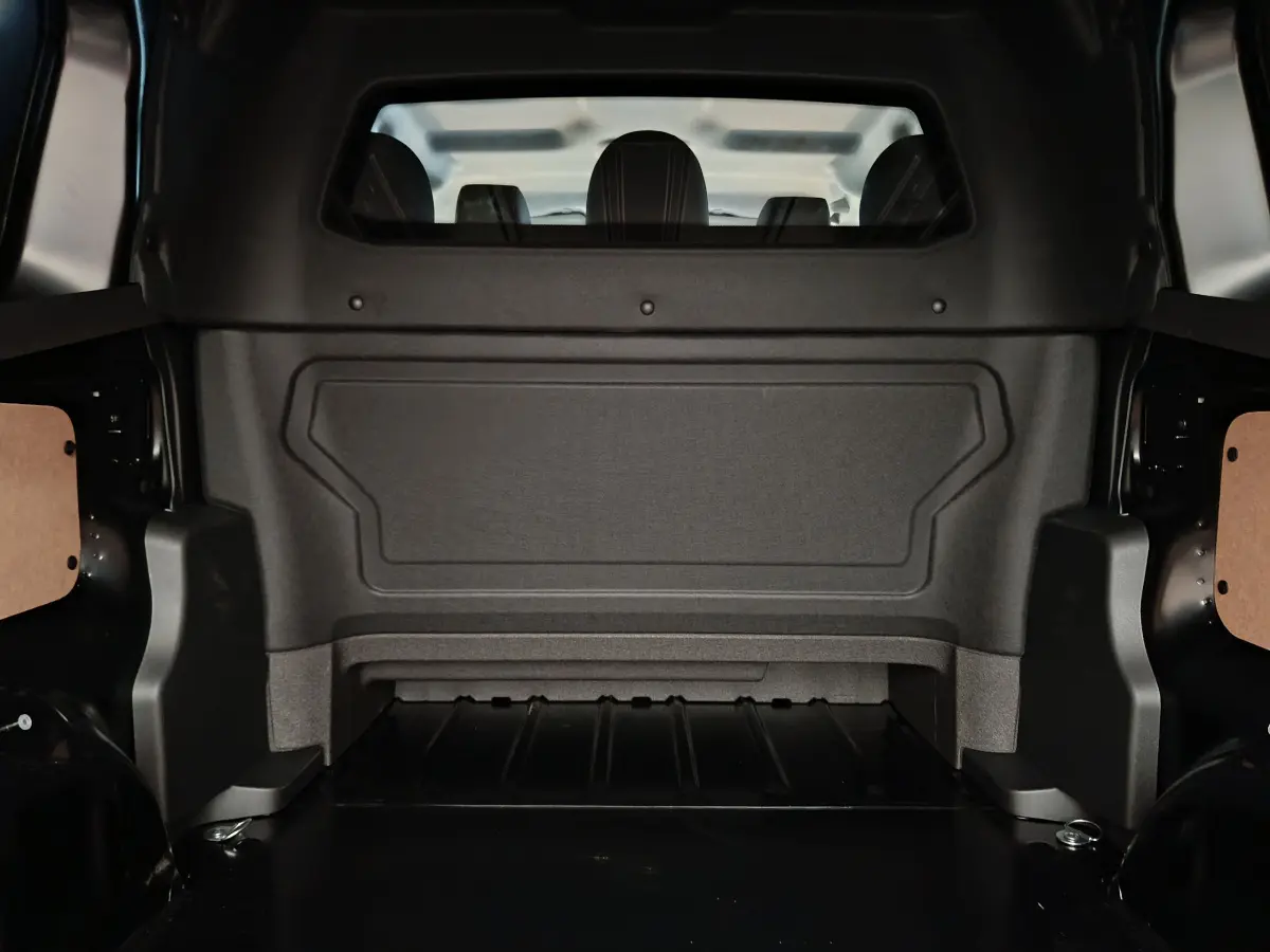 Vue intérieure arrière du Citroën Jumpy XL noir, montrant la cloison vitrée pleine séparant l'habitacle et la zone de chargement.