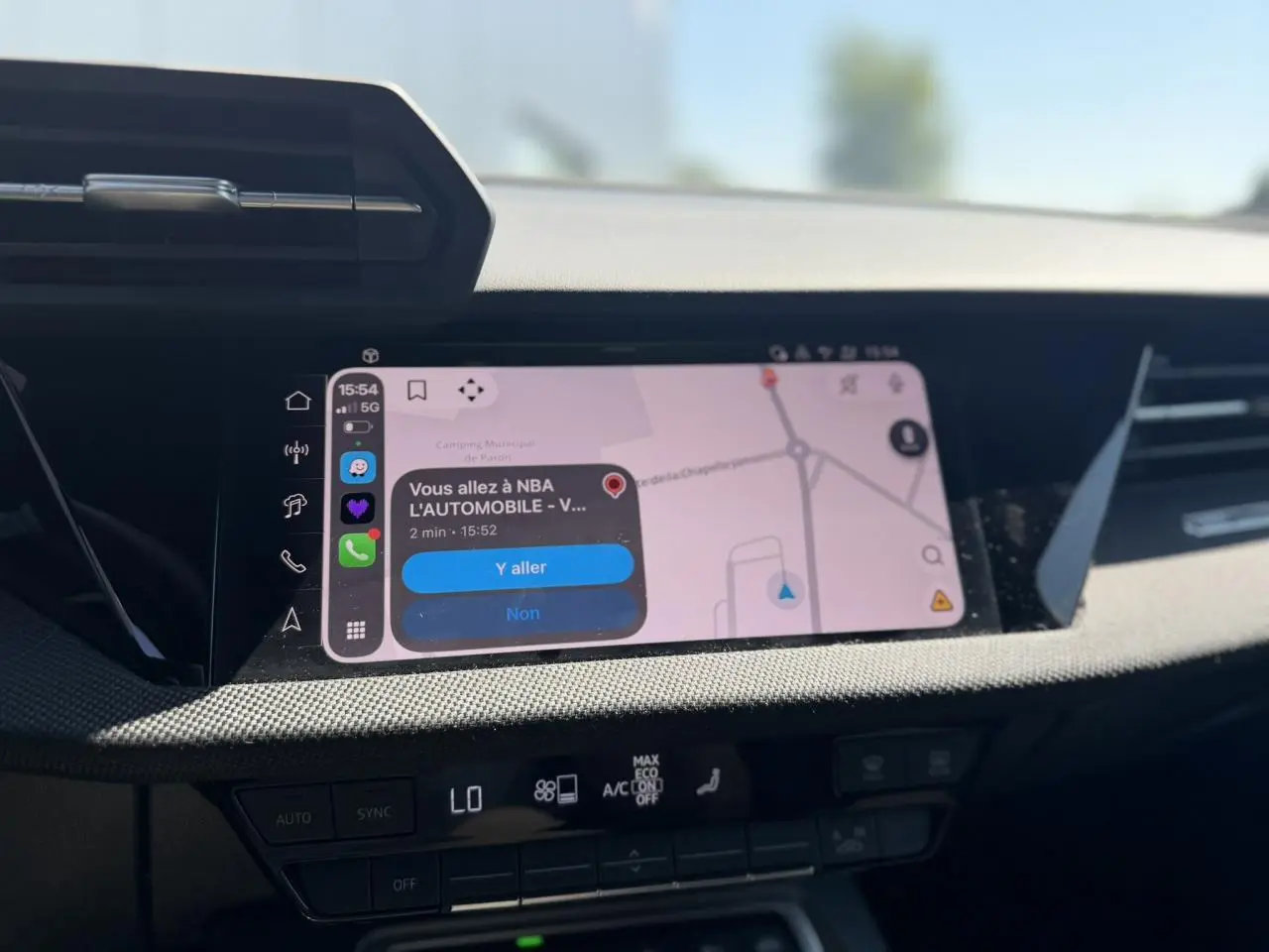 Vue rapprochée de l’écran tactile central du tableau de bord de l’Audi A3 Sportback 2025, affichage navigation.