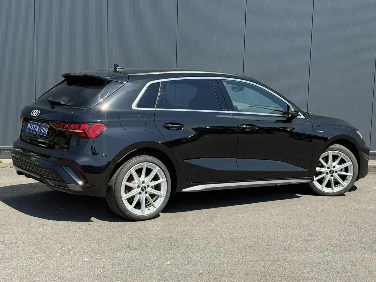 Audi A3 Sportback noir Mythe vue de profil côté droit, avec jantes alliage 18 pouces et vitres surteintées.