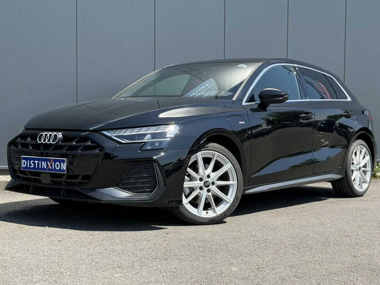 Audi A3 Sportback noir Mythe vue 3/4 avant droit avec jantes alliage 18 pouces et calandre S-Line.