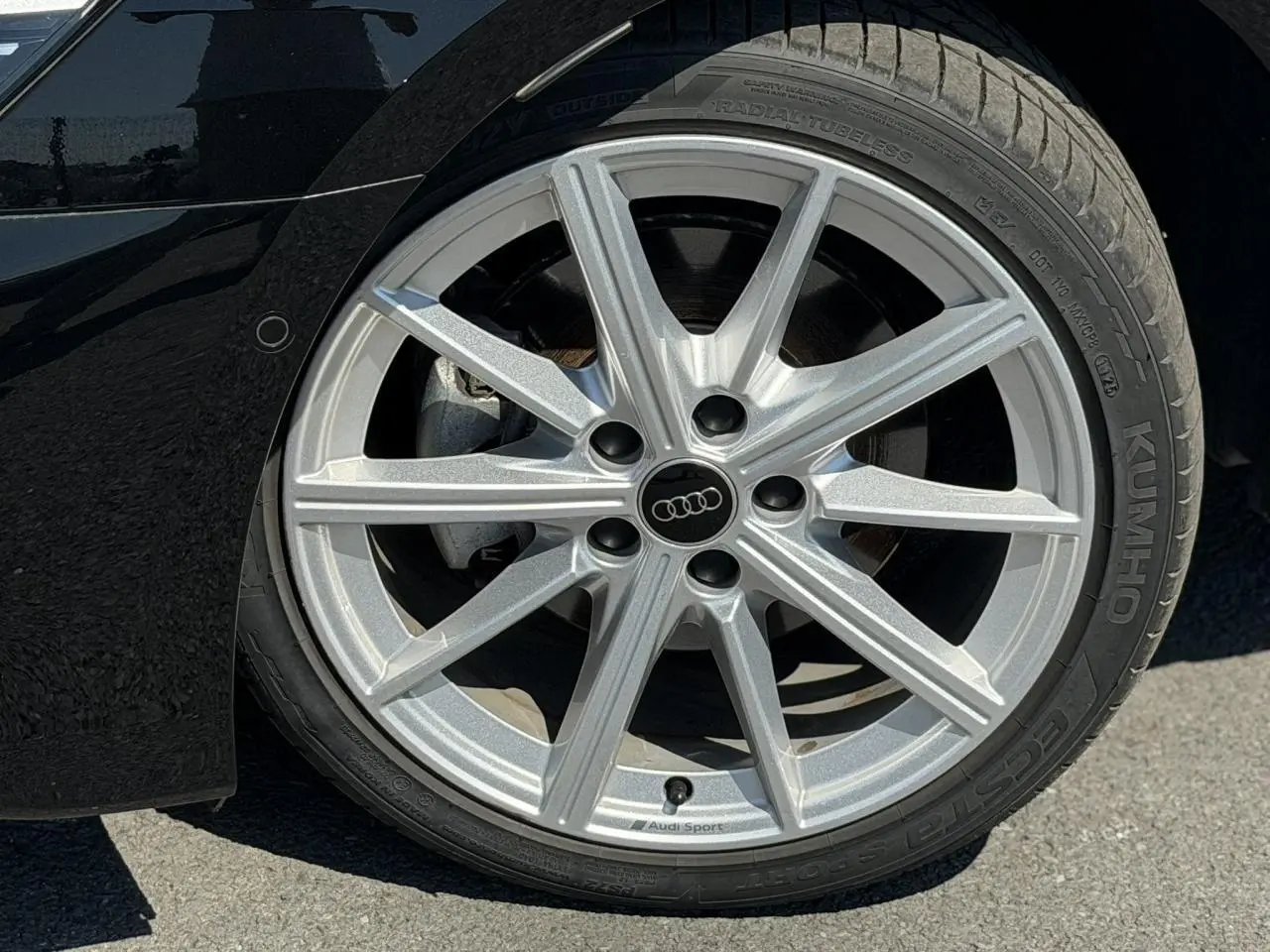 Gros plan sur la jante alliage 18 pouces argentée côté arrière droit de l'Audi A3 Sportback Noir Mythe 2025.