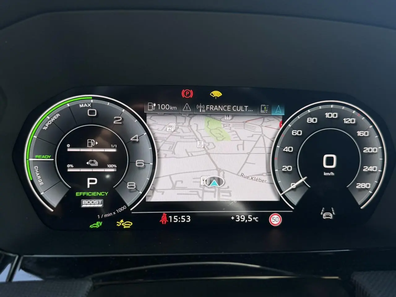 Vue rapprochée du tableau de bord numérique de l'Audi A3 Sportback noir, affichant la navigation et les compteurs.