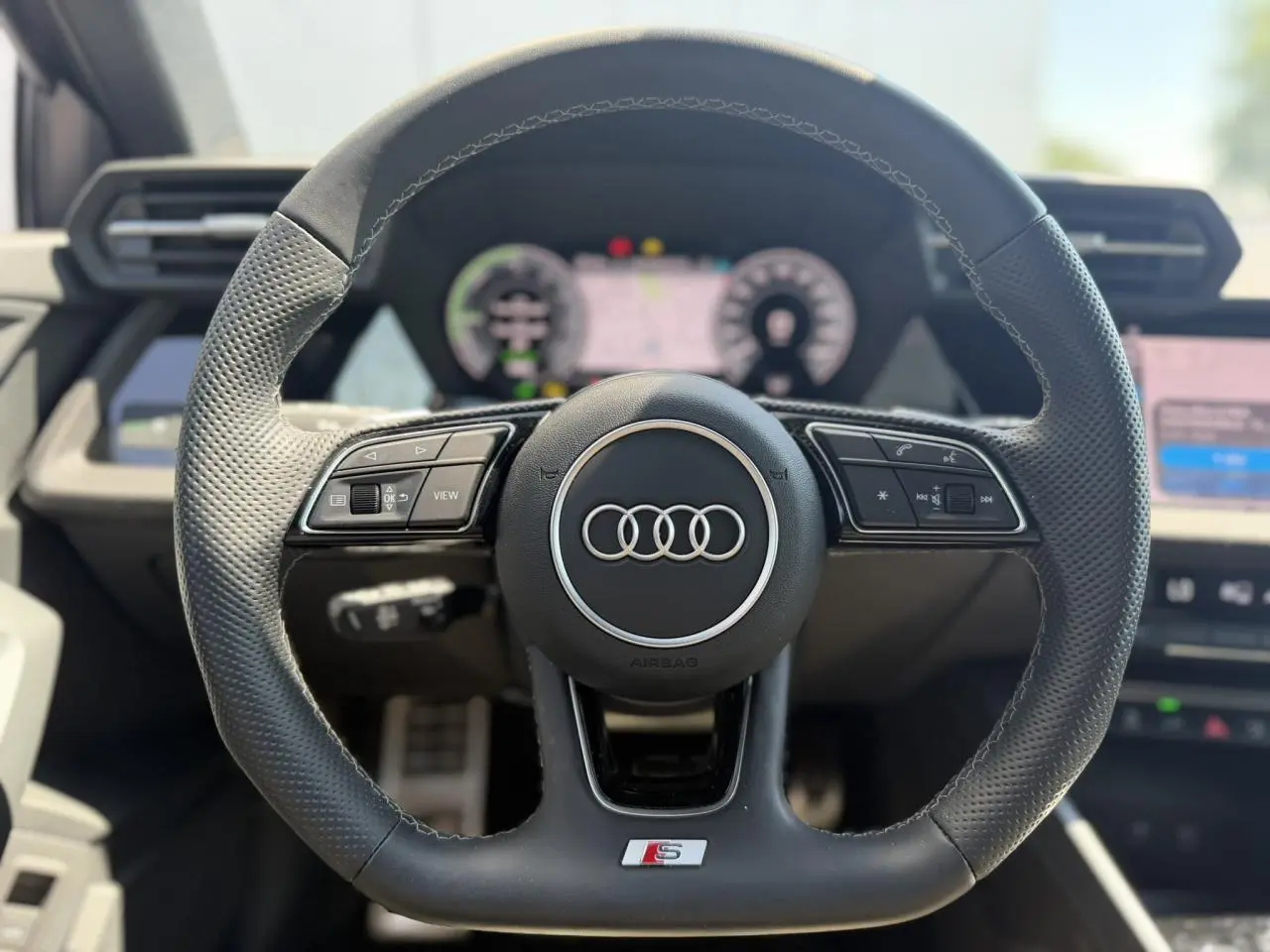 Volant sport en cuir perforé avec logo S et commandes multifonctions, intérieur Audi A3 Sportback 2025 noir Mythe.