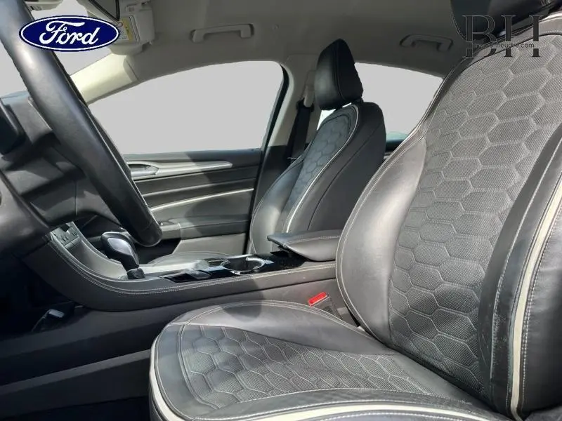 Gros plan sur les sièges avant en cuir noir à motif hexagonal de la Ford Mondeo Vignale 2018, intérieur élégant.