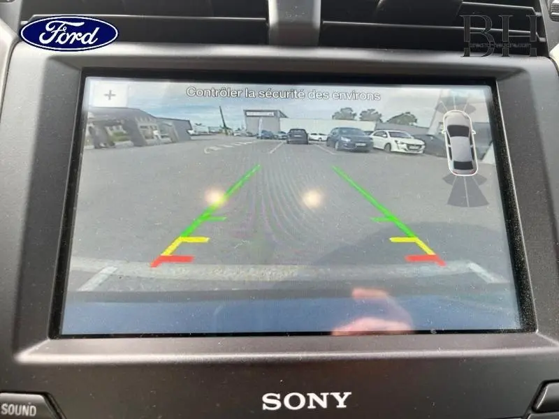 Écran de caméra de recul du Ford Mondeo gris Magnetic montrant le parking derrière le véhicule.