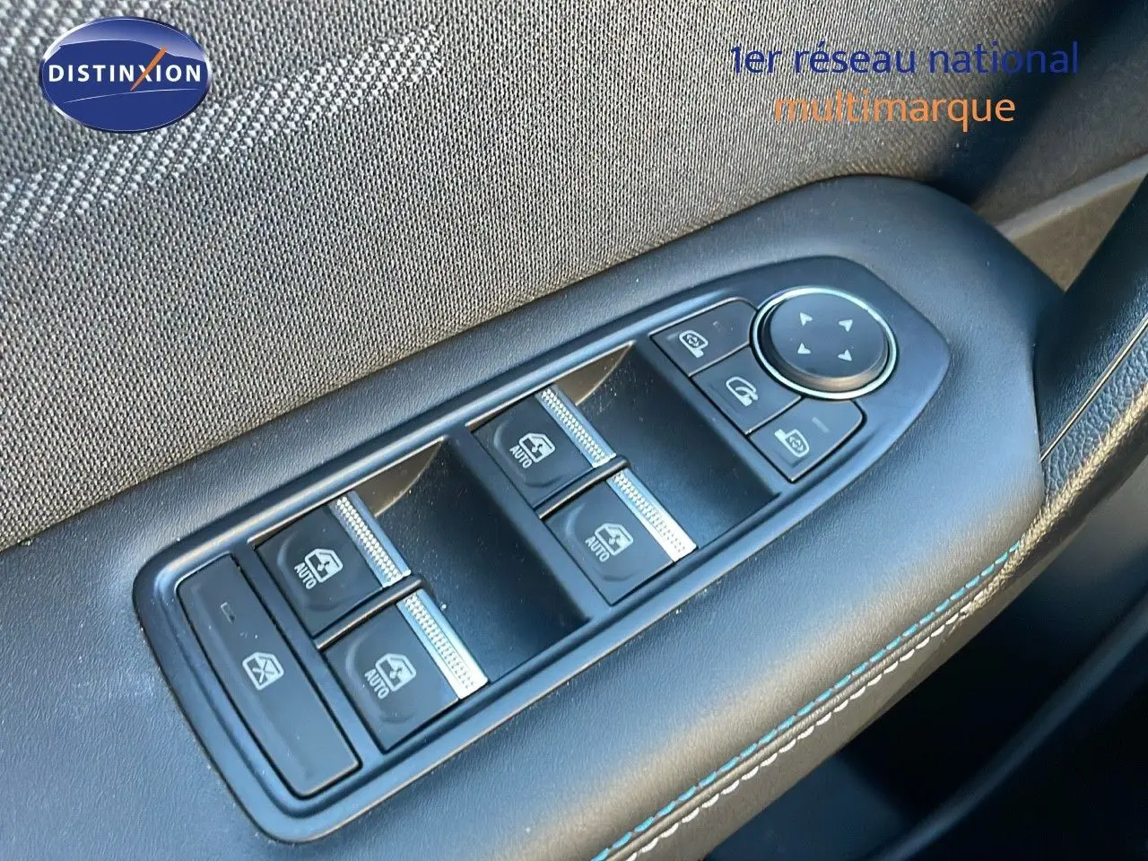 Gros plan sur les commandes des vitres électriques et rétroviseurs côté conducteur du Renault Captur E-Tech hybride 2025.