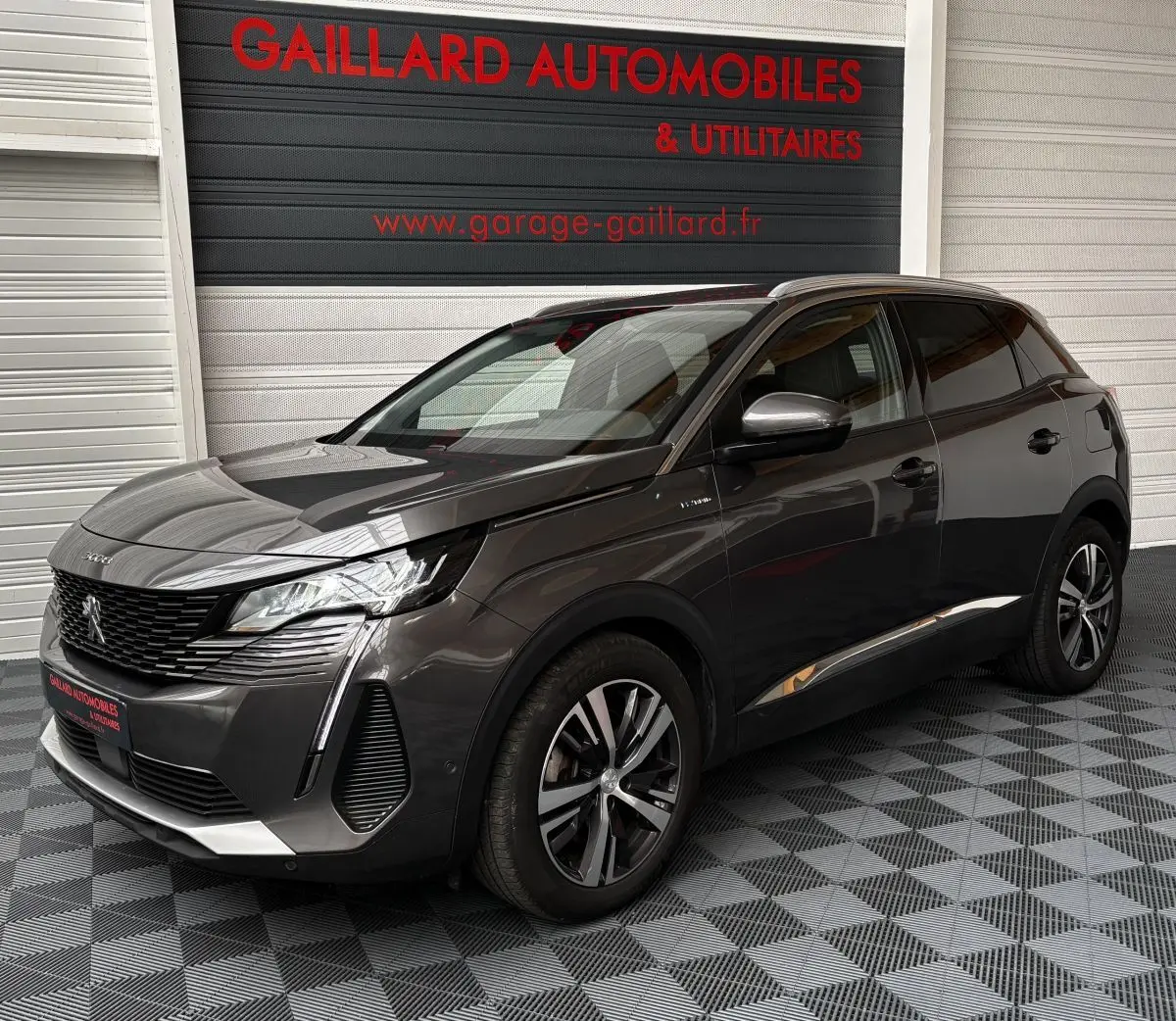 Peugeot 3008 hybride rechargeable gris foncé vue 3/4 avant droit avec jantes alliage et calandre distinctive