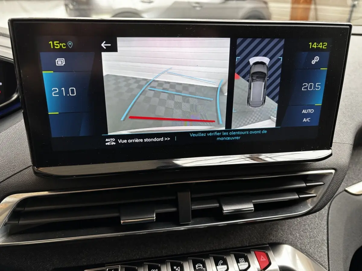 Écran tactile central du Peugeot 3008 hybride 2021 affichant la caméra de recul et la température intérieure.