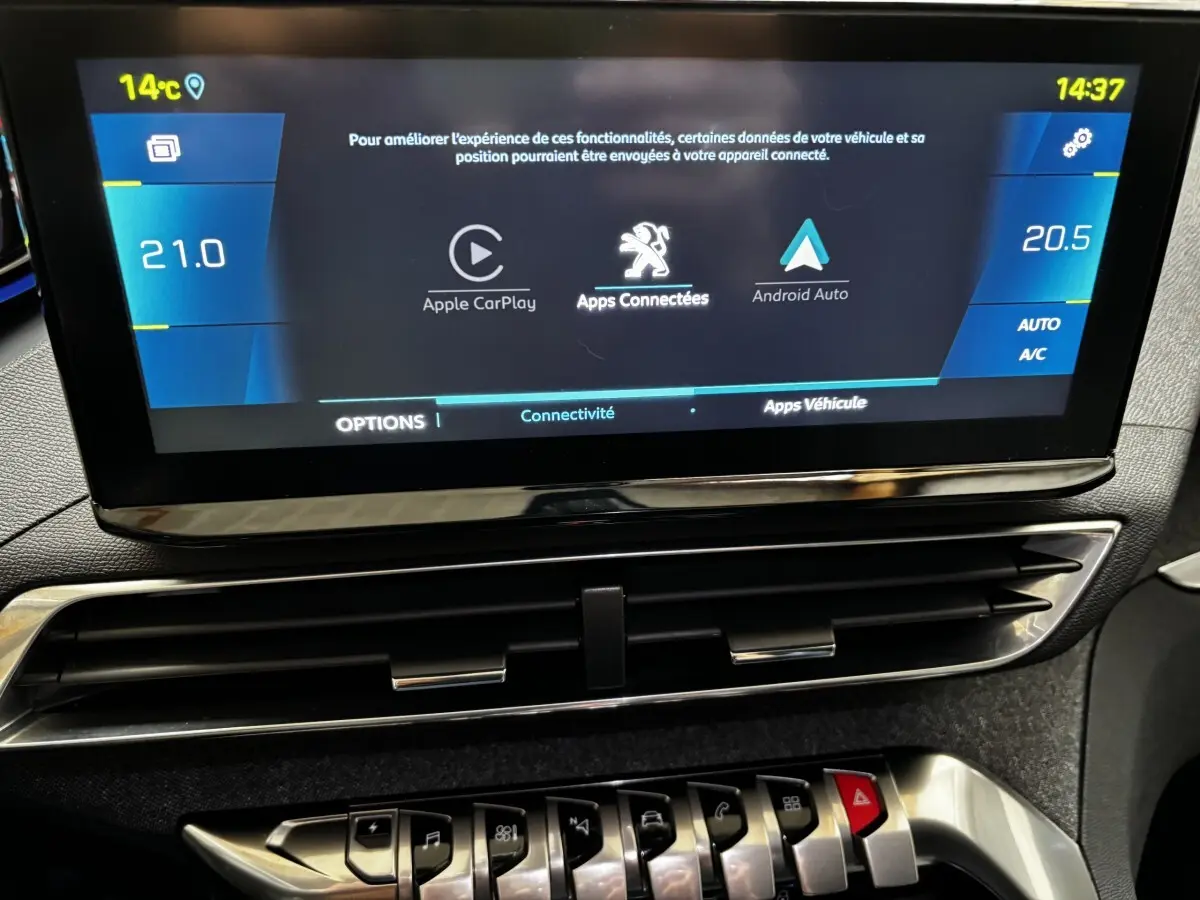 Écran tactile central du tableau de bord du Peugeot 3008 gris foncé, affichant Apple CarPlay et Android Auto.