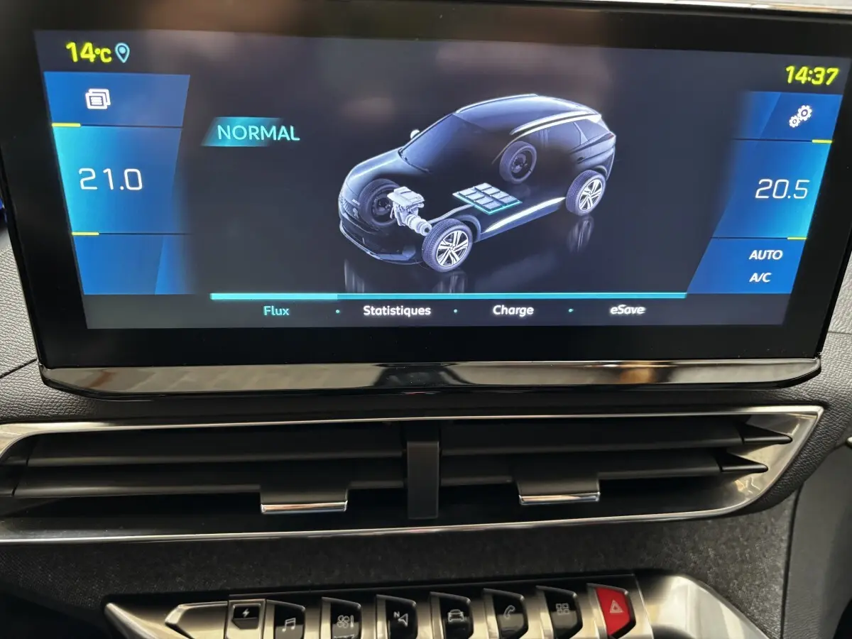 Écran tactile central du tableau de bord du Peugeot 3008 hybride, affichant la gestion énergétique en mode normal.