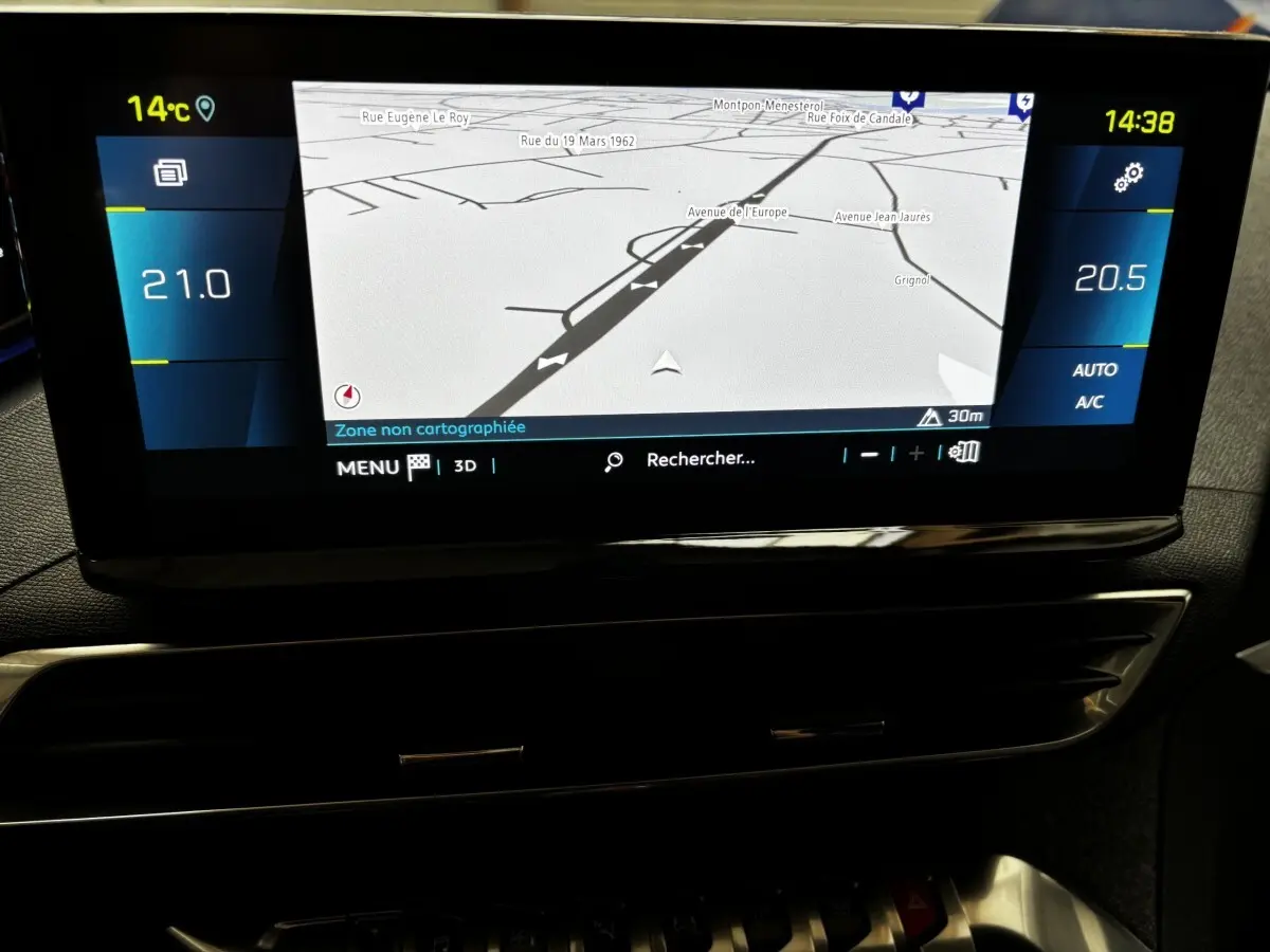 Écran tactile central du tableau de bord du Peugeot 3008 gris foncé, affichant la navigation et la climatisation digitale.