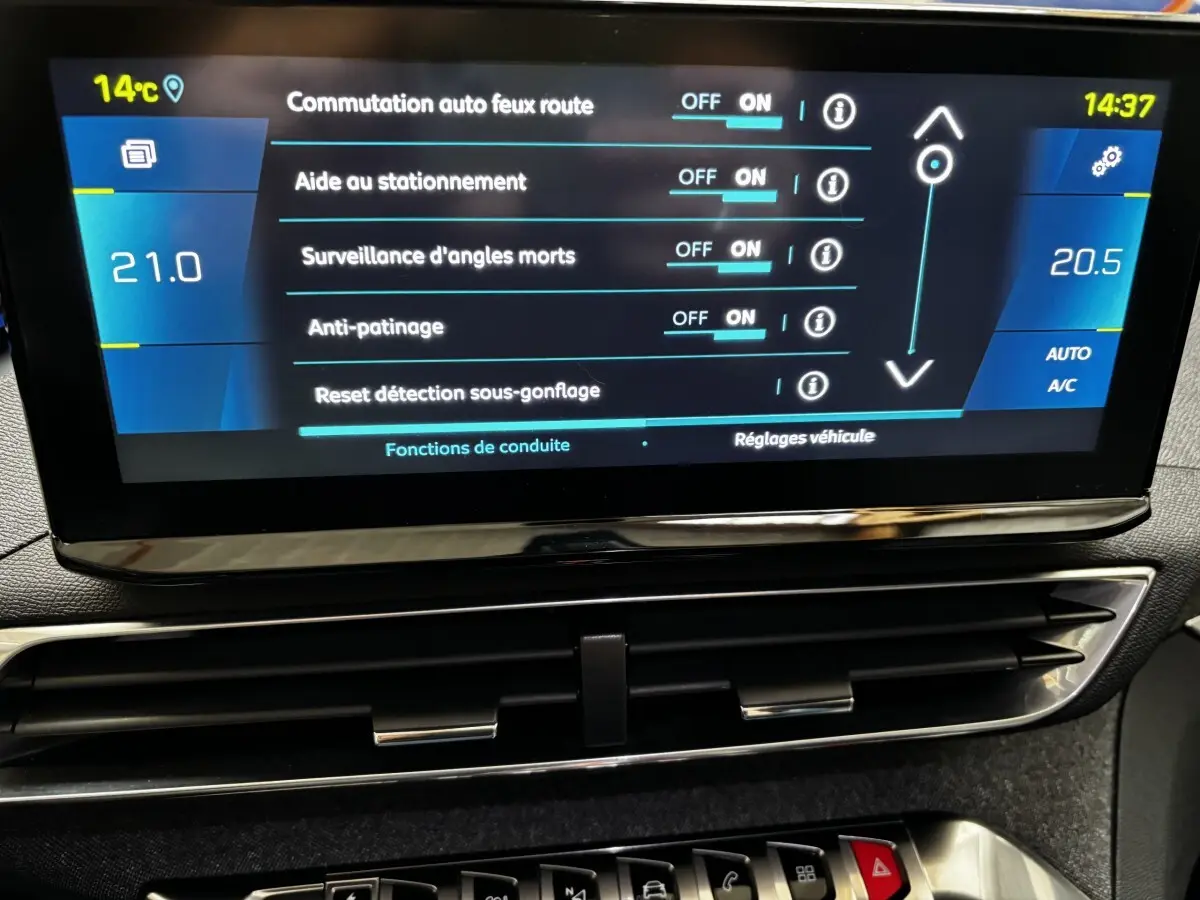 Écran tactile central du tableau de bord du Peugeot 3008 gris foncé, affichant les réglages d'aide à la conduite.