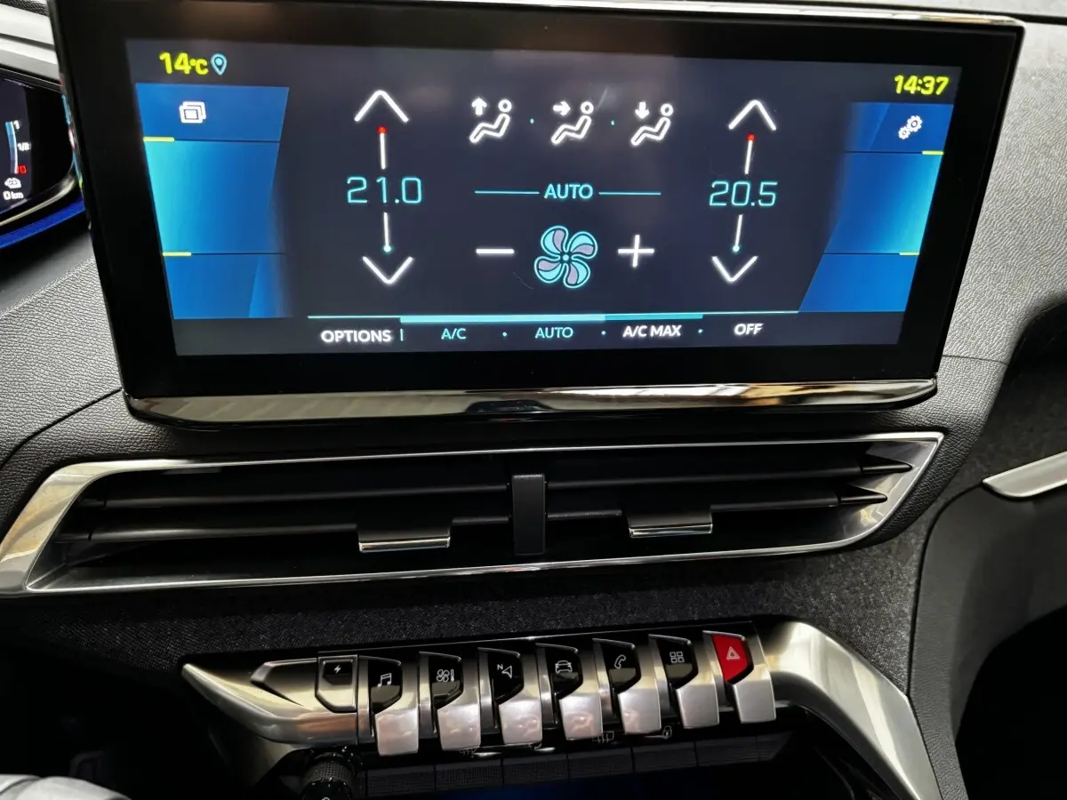 Écran tactile central affichant la climatisation bi-zone sur le tableau de bord du Peugeot 3008 gris foncé.