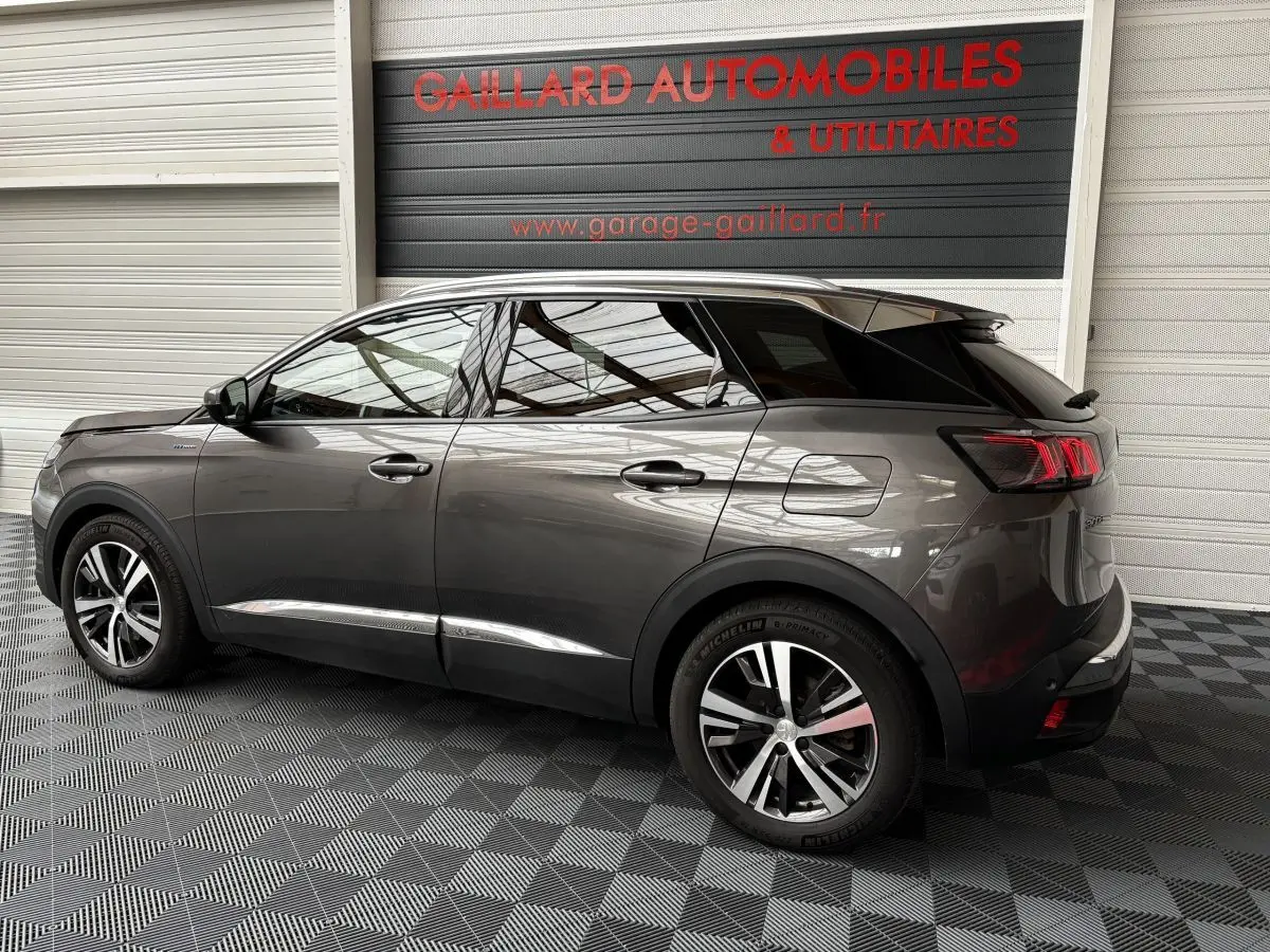 Peugeot 3008 hybride rechargeable gris foncé vue de profil côté gauche, avec jantes alliage et vitres teintées.