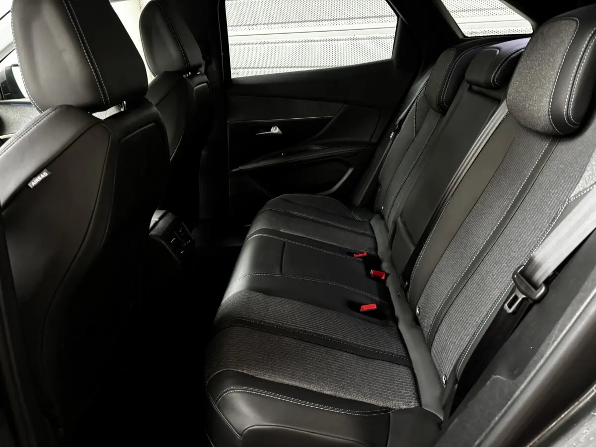 Vue intérieure côté droit sur la banquette arrière noire et grise du Peugeot 3008 hybride rechargeable 2021 Allure Pack.
