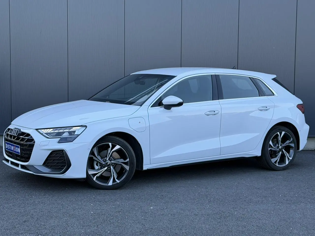 Audi A3 Sportback blanc glacier vue de profil côté gauche, avec jantes alliage 5 branches en Y et calandre S-Line.