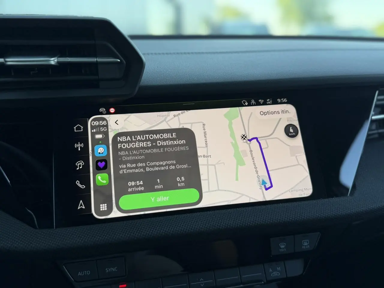 Vue intérieure du tableau de bord de l'Audi A3 Sportback 2025 avec écran tactile affichant la navigation GPS.