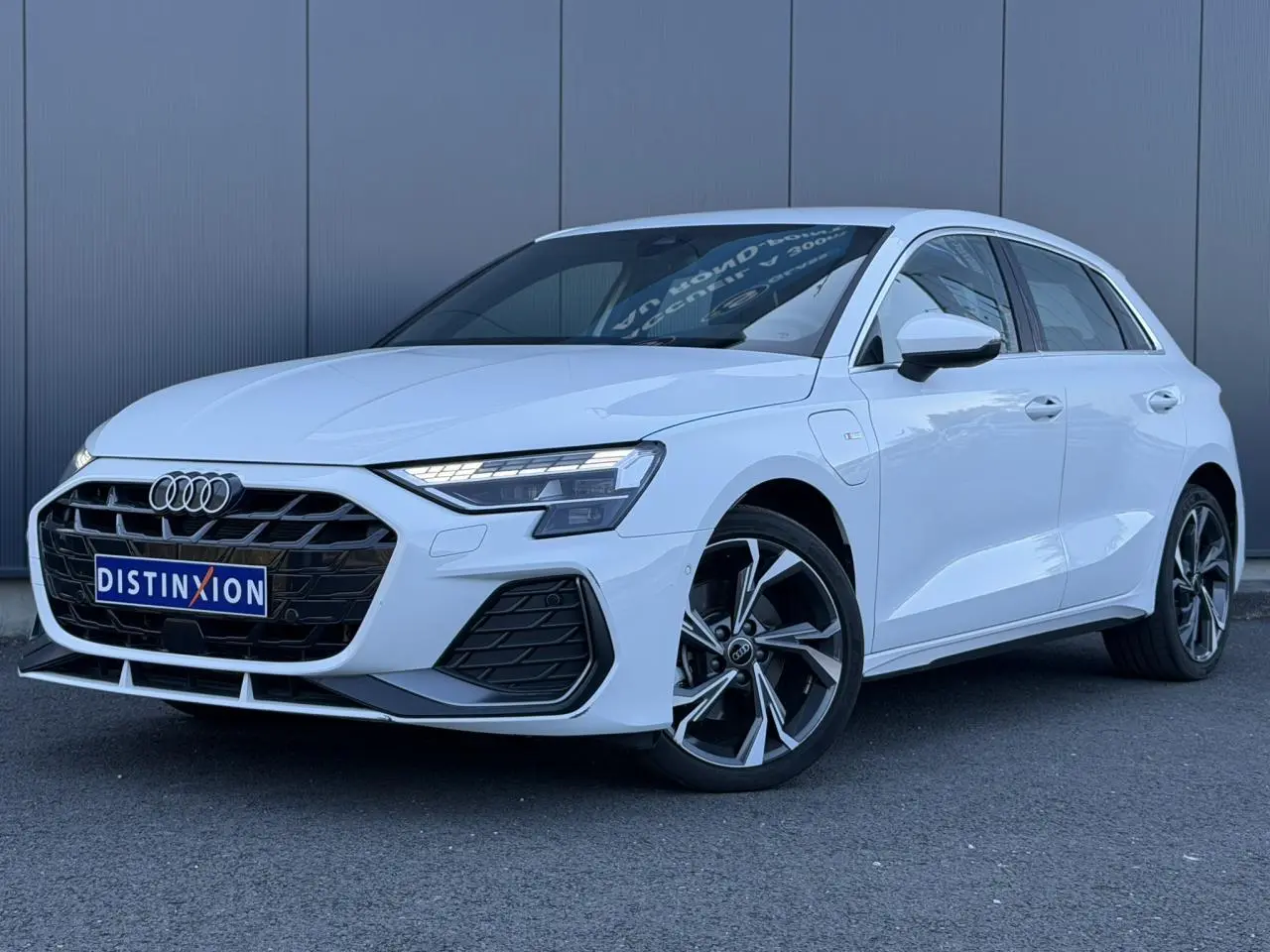 Audi A3 Sportback blanc glacier vue 3/4 avant droit avec jantes alliage 5 branches en Y gris brillant.
