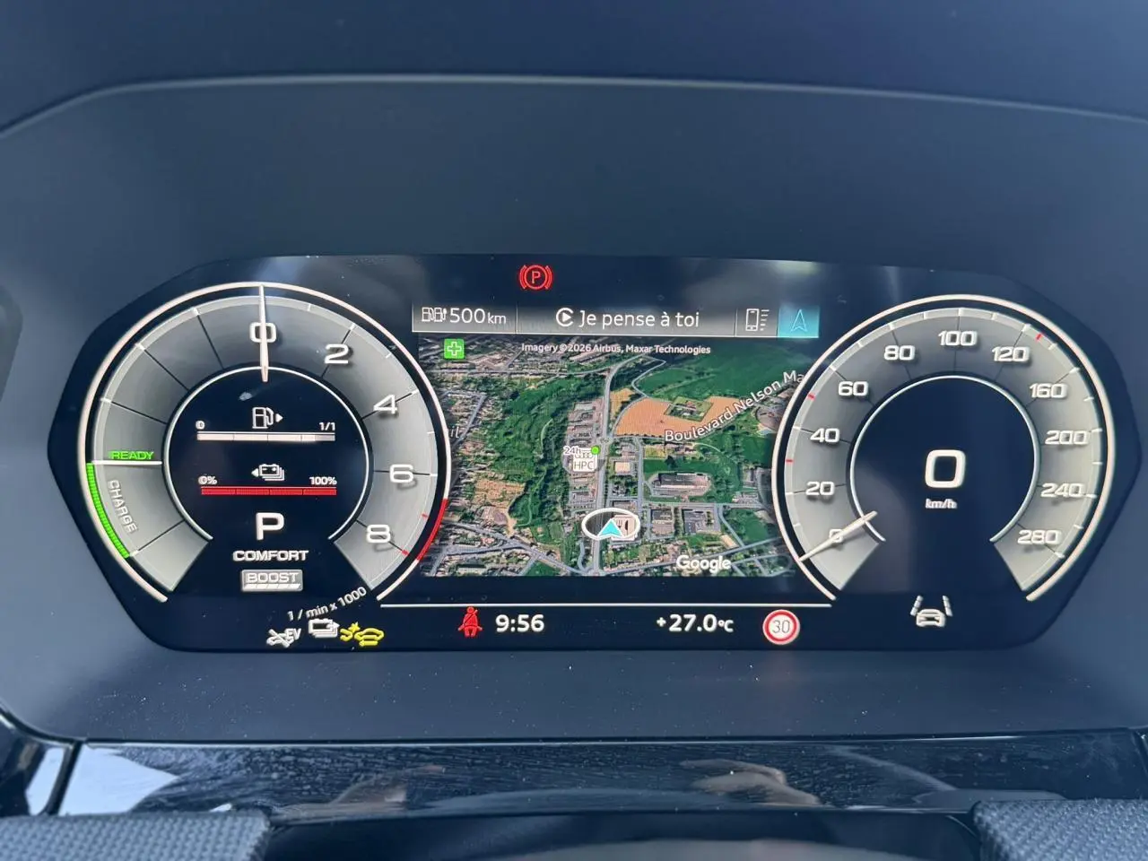 Vue rapprochée du tableau de bord numérique de l'Audi A3 Sportback blanc, affichant la navigation et compteurs digitaux.