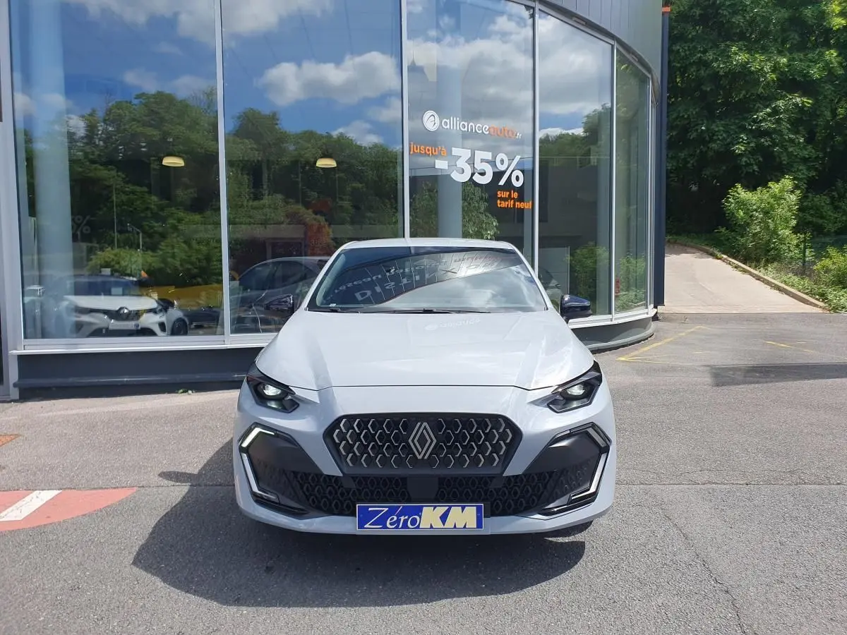 Vue avant d'une Renault Clio VI gris Rafale avec calandre noire et feux LED en forme de demi-losange.